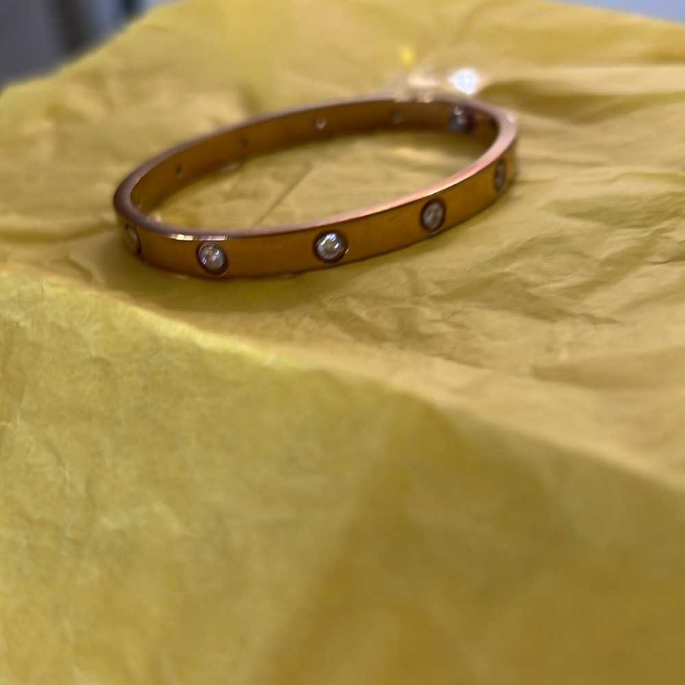 “Wanna be” Cartier.. not authentic !